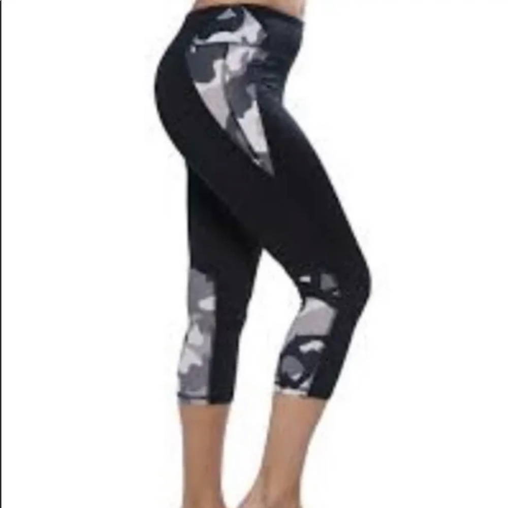 NWT Aros cool stride fabulous yoga pants. Such a great line!!